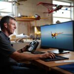 Modéliste dans l'attelier qui utilise un simulateur de vol
