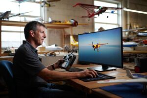 Modéliste dans l'attelier qui utilise un simulateur de vol