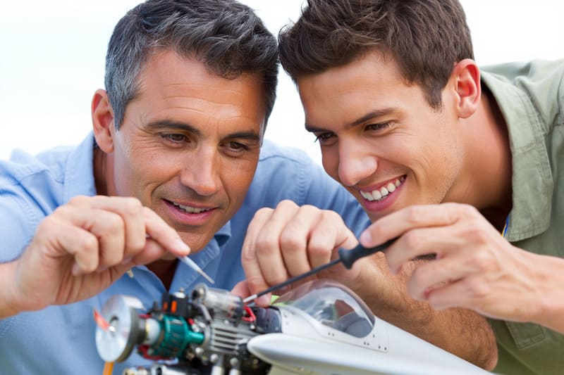 Modéliste pere et fils sur un avion rc
