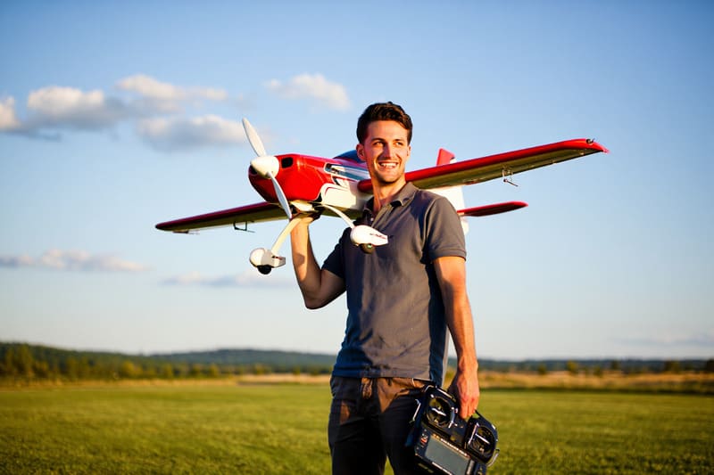Pilote d'avion rc souriant aprés une séance de simulateur de vol
