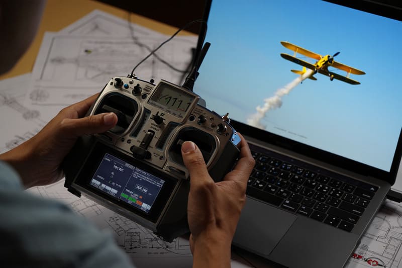 Radiocommande branchées sur un PC portable pour la simulation de vol