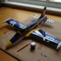 Avion rc décoré à la peinture avec des decalcomanies