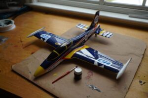 Avion rc décoré à la peinture avec des decalcomanies
